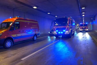 Unfall bei Dresden: Einsatzfahrzeuge stehen an der Unfallstelle im Autobahntunnel Altfranken.