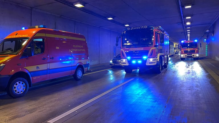 Unfall bei Dresden: Einsatzfahrzeuge stehen an der Unfallstelle im Autobahntunnel Altfranken.