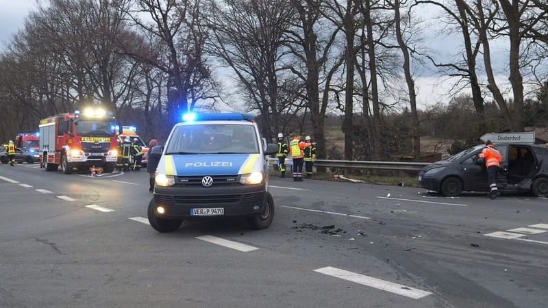 Polizei und Feuerwehr am Unfallort: Mehrere Menschen wurden verletzt.