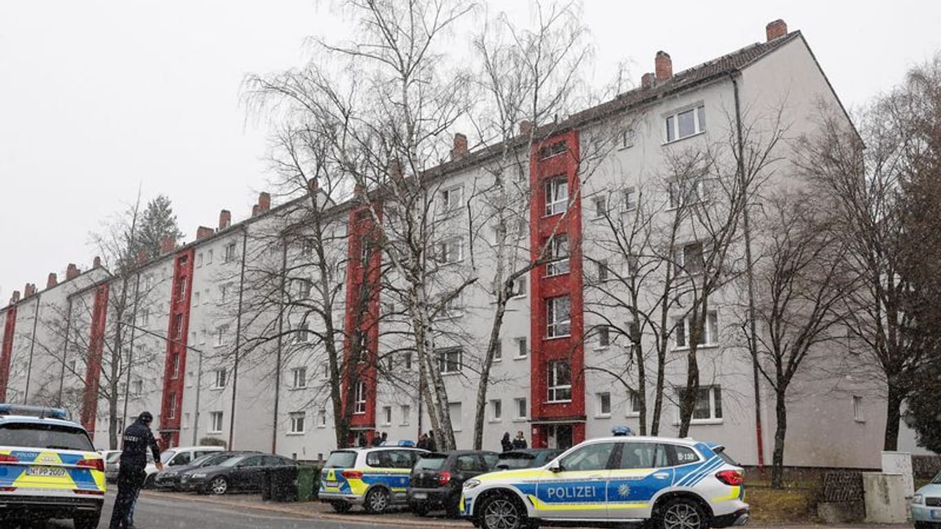 Großeinsatz im Nürnberger Land, nachdem Zeugen schussähnliche Geräusche aus einer Wohnung vermeldeten.