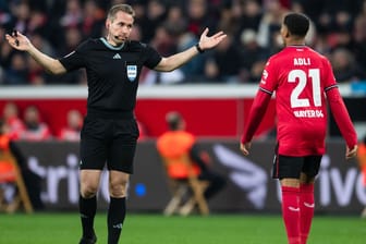 Tobias Stieler: Der Schiedsrichter entschuldigte sich bei Leverkusens Amine Adli.