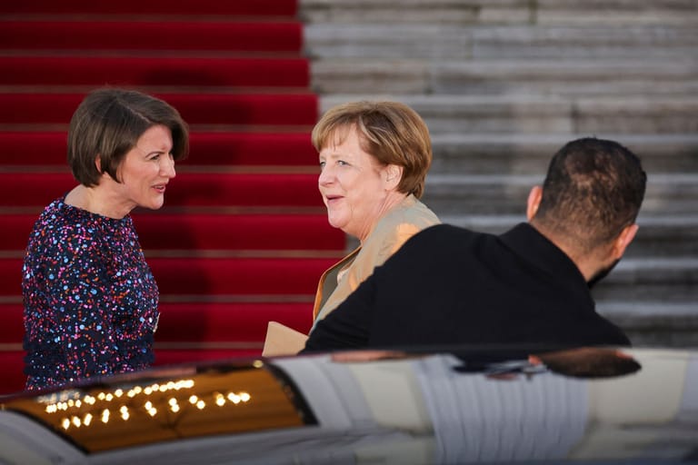 Überraschend ganz allein: Angela Merkel tritt aus dem Auto vor dem Schloss Bellevue.