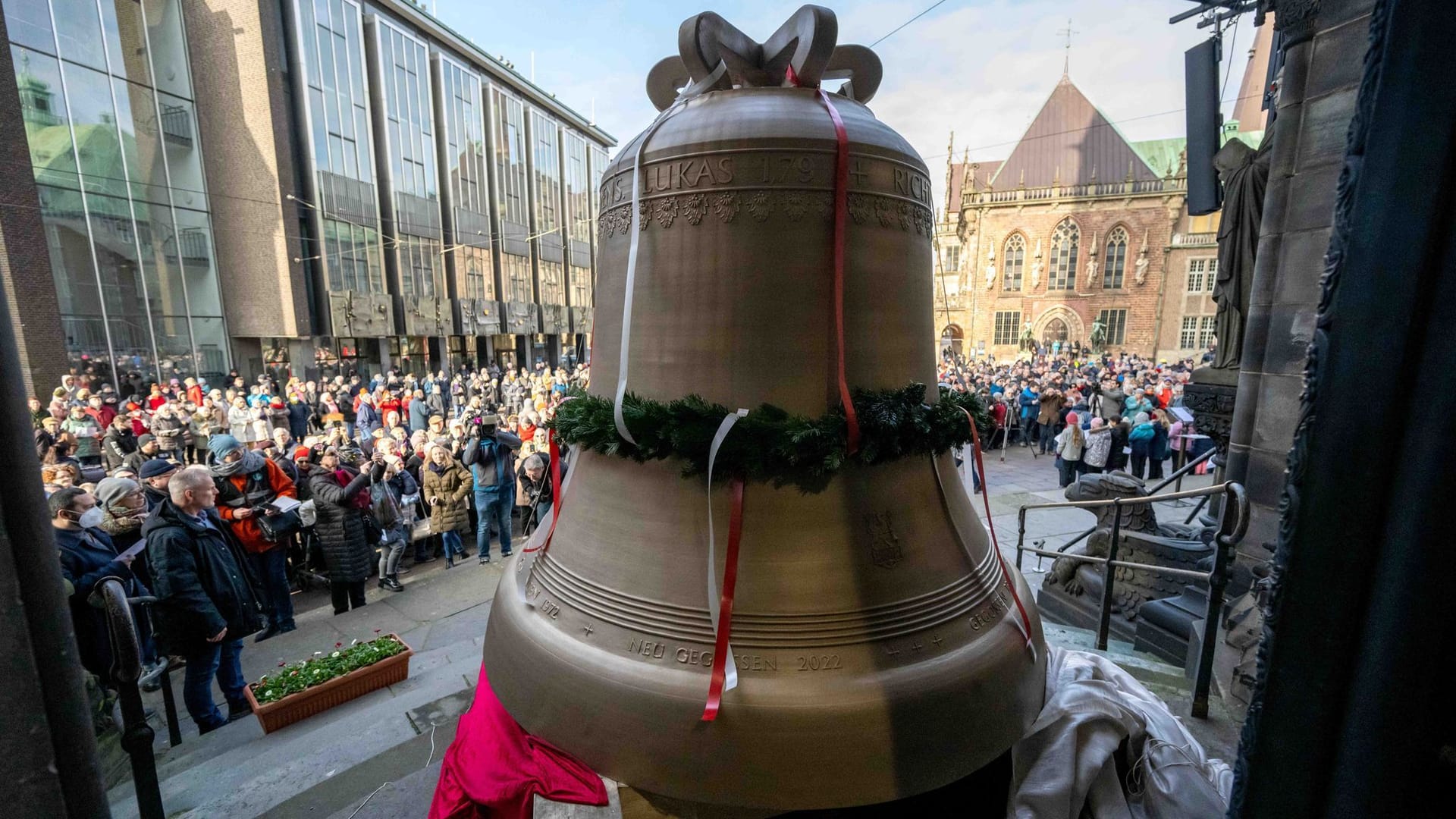 Die neue Glocke "Brema" steht am Domportal. Der Bremer St. Petri Dom bekommt drei neue Glocken: die Friedens-, Gerechtigkeits- und die Schöpfungsglocke.