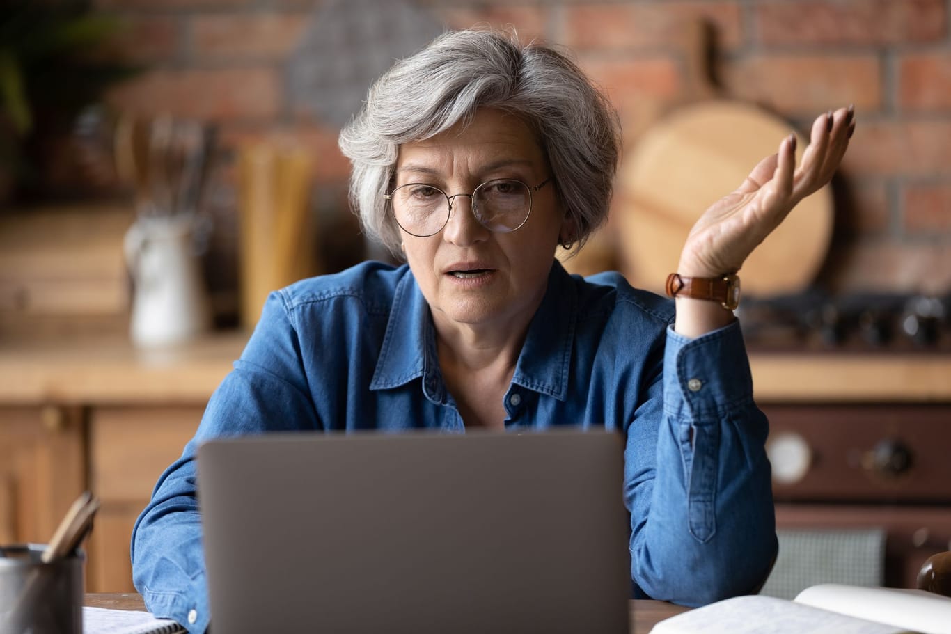 Rentnerin schaut verärgert auf ihr Laptop (Symbolbild): Die Rentenanpassung im Juli führt dazu, dass manche Rentner erstmals Steuern zahlen müssen.