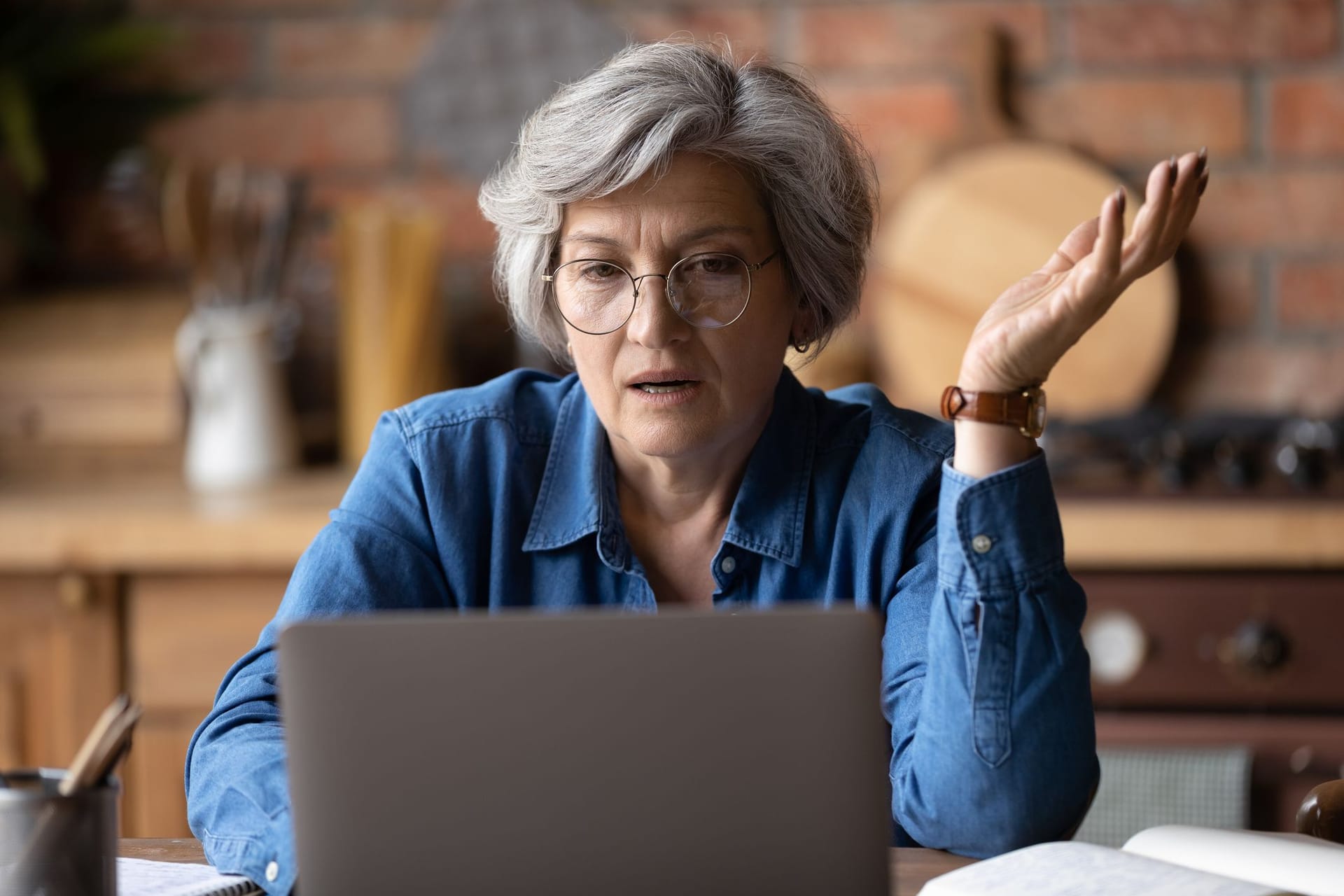 Rentnerin schaut verärgert auf ihr Laptop (Symbolbild): Die Rentenanpassung im Juli führt dazu, dass manche Rentner erstmals Steuern zahlen müssen.