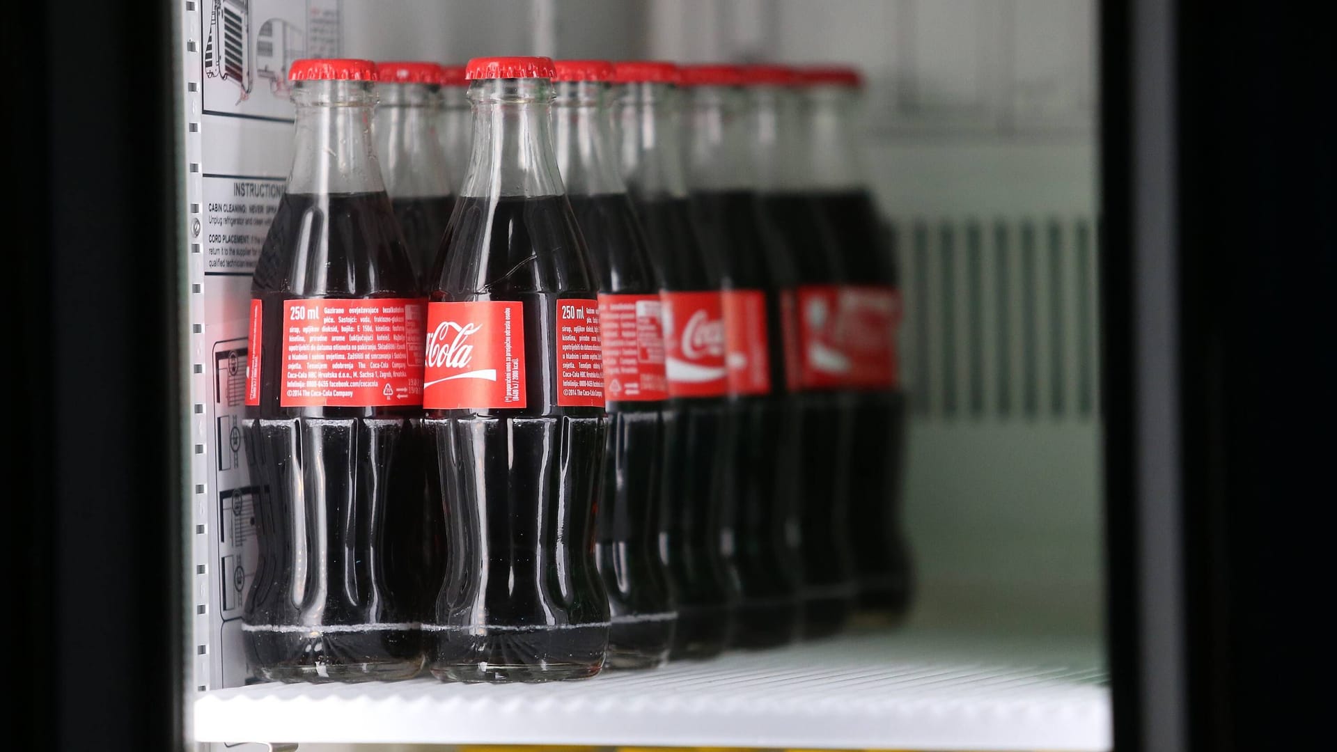 Coca-Cola-Flaschen in einem Kühlschrank.