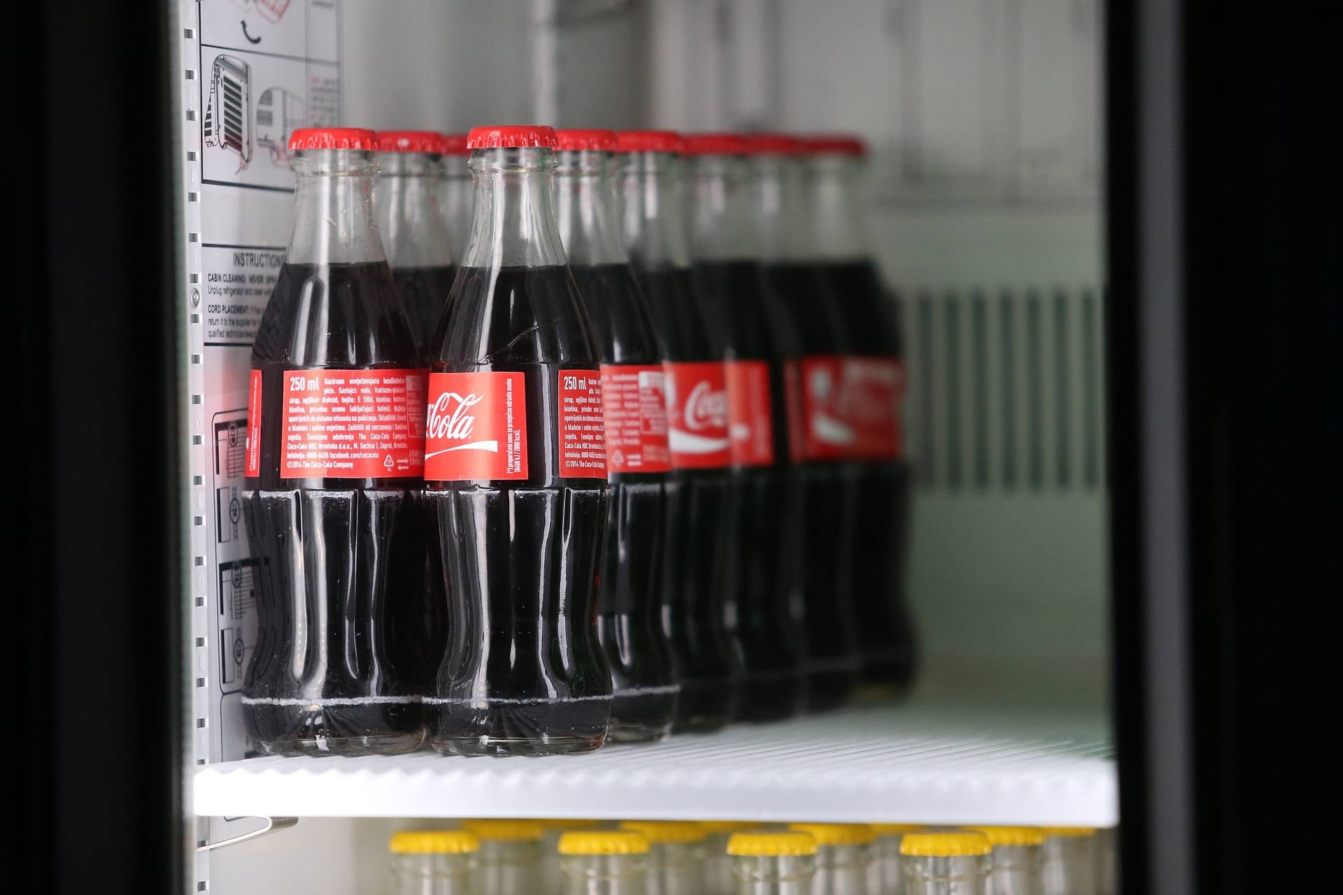Coca-Cola-Flaschen in einem Kühlschrank. Coca-Cola-Flaschen in einem Kühlschrank.