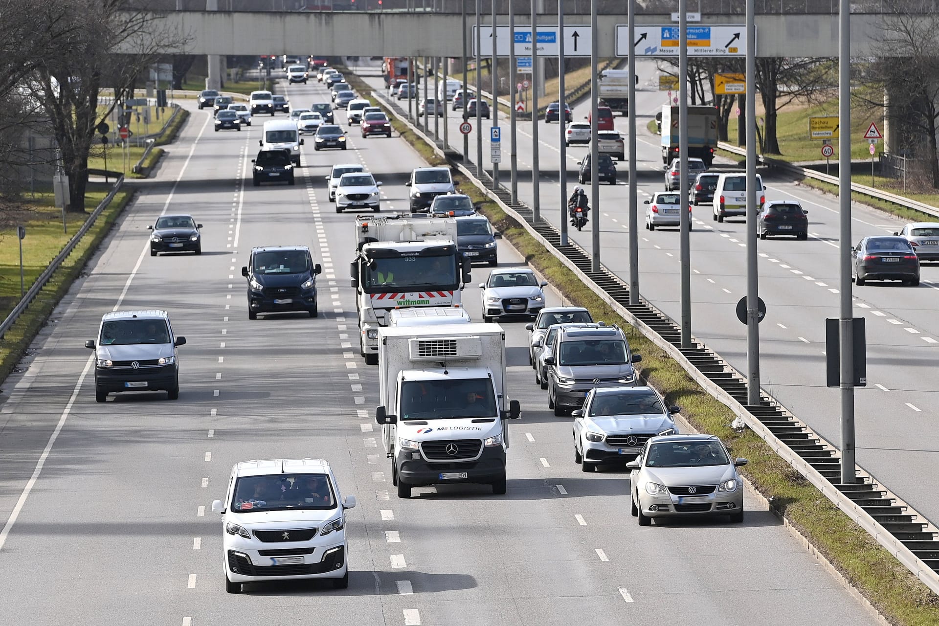 Straßenverkehr in München: In Europa geht die Feinstaubbelastung etwas zurück.