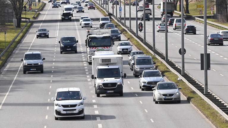 Straßenverkehr in München: In Europa geht die Feinstaubbelastung etwas zurück.