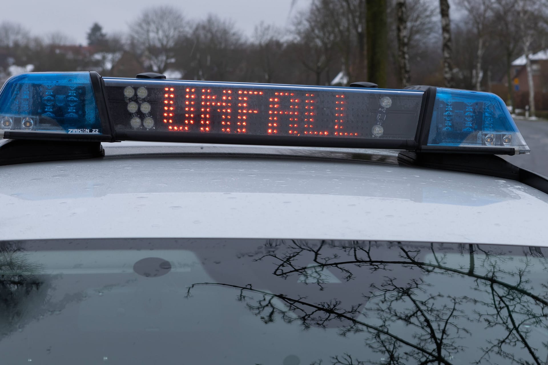 "Unfall" steht auf einem Streifenwagen (Symbolbild): Für den Mann konnte nichts mehr getan werden.