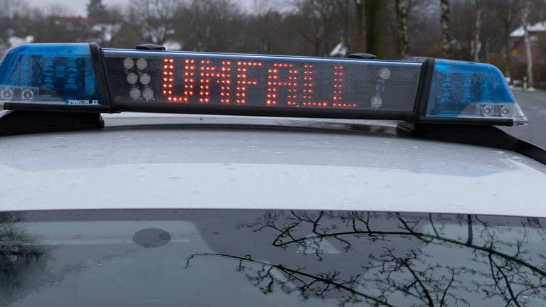 "Unfall" steht auf einem Streifenwagen (Symbolbild): Hinweise auf Fremdeinwirkung liegen laut Polizei nicht vor.