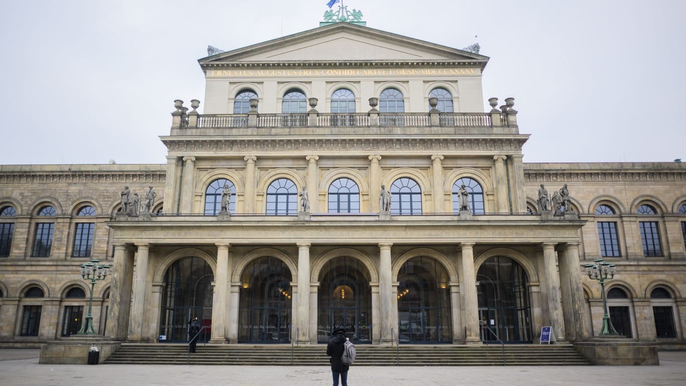 Blick auf die Staatsoper in Hannover: Im Februar hatte Marco Goecke im Foyer des Opernhauses eine Kritikerin mit Hundekot attackiert.