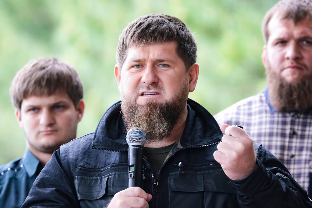 Ramzan Kadyrov gehört zum engsten Kreis von Wladimir Putin. Den Diebstahl seines Pferdes sehen einige Medien als organisierten Stunt des Tschetschenenführers.