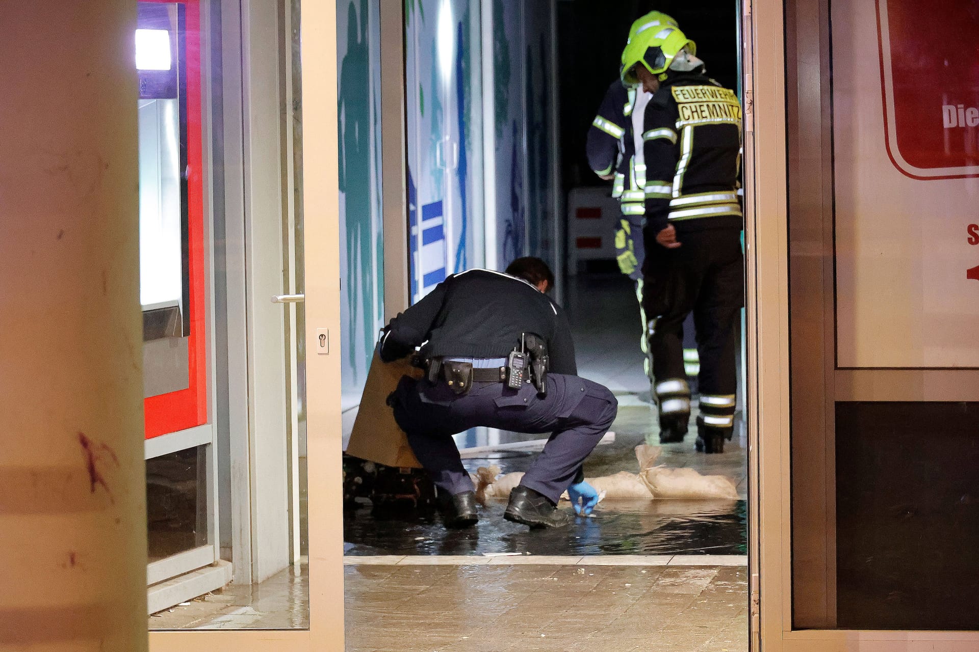 Ein Polizist untersucht einen Tatort von Automatensprengern (Symbolfoto): Die Polizei kam dem jungen Mann mithilfe eines Zeugenhinweises auf die Spur.