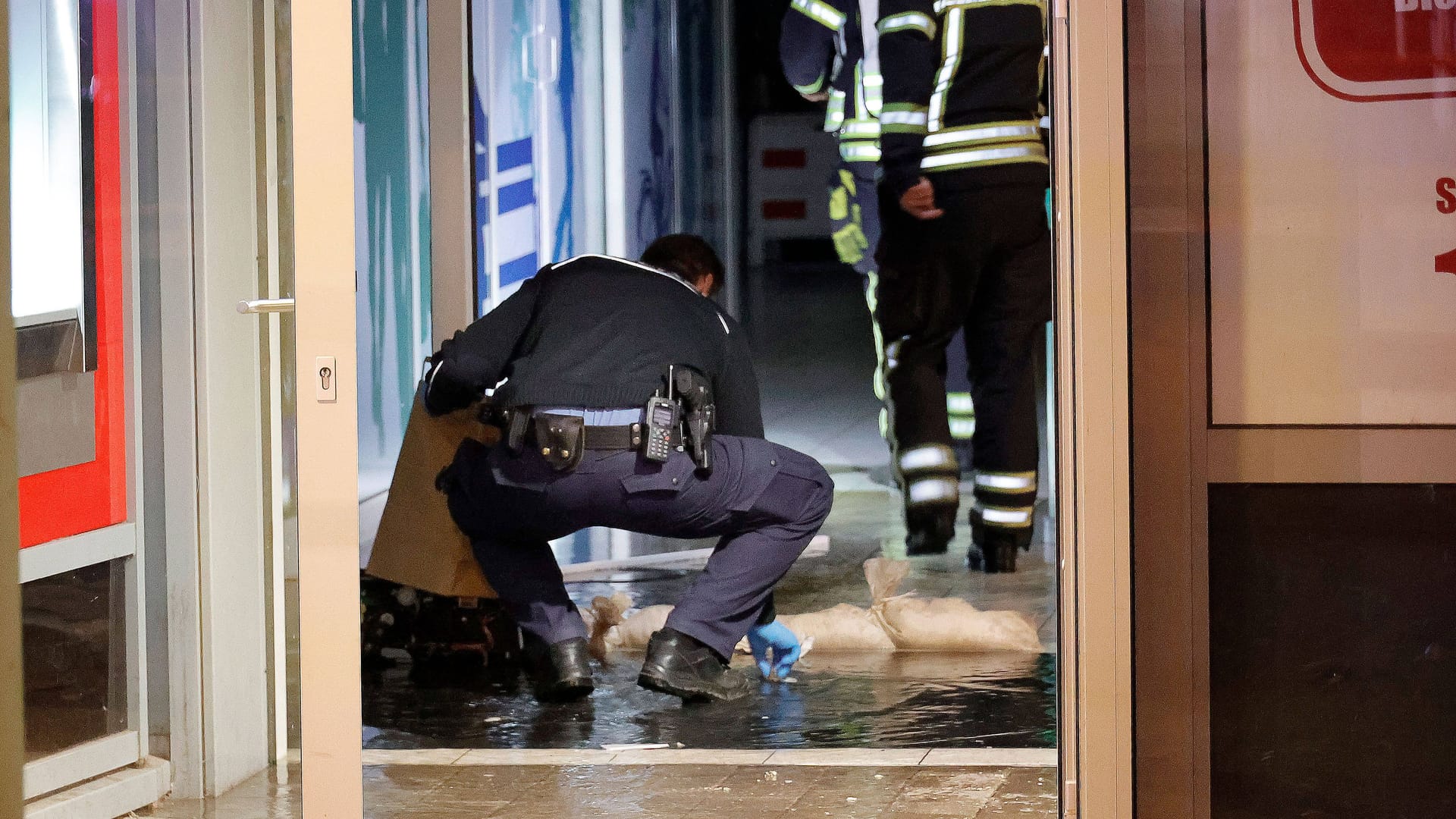 Ein Polizist untersucht einen Tatort von Automatensprengern (Symbolfoto): Die Polizei kam dem jungen Mann mithilfe eines Zeugenhinweises auf die Spur.