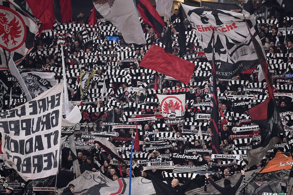 Fans von Eintracht Frankfurt: Die Anhänger der SGE dürfen nun wohl doch nach Neapel.