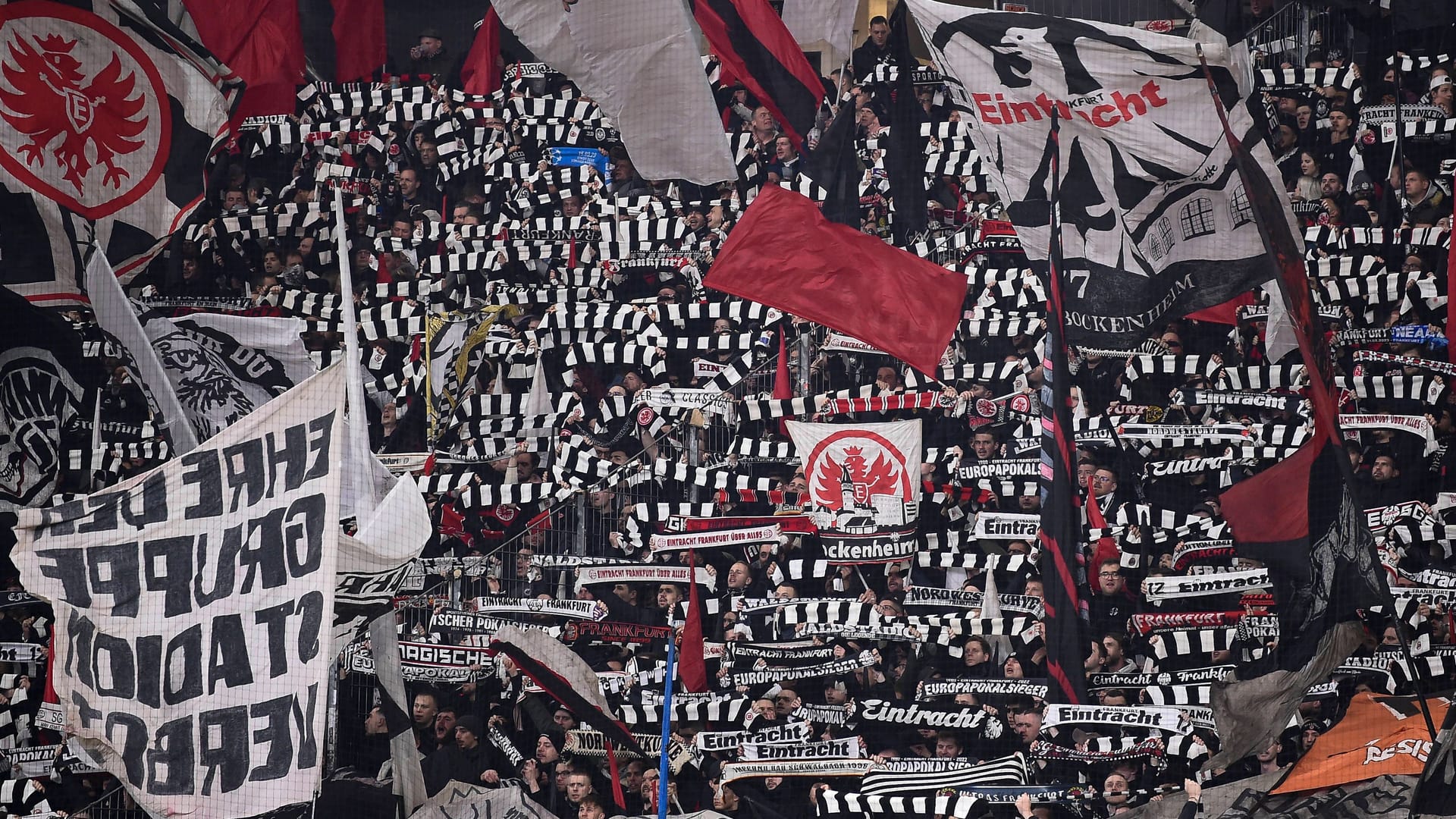 Fans von Eintracht Frankfurt: Die Anhänger der SGE dürfen nun wohl doch nach Neapel.