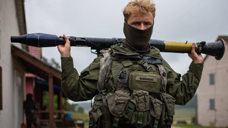 Ein litauischer Soldat bei einer Übung in Hohenfels: Im Baltikum wurde schon lange vor einer russischen Bedrohung gewarnt.