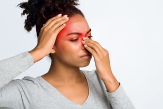 Bei ausgeprägten Entzündungen der Nasennebenhöhlen kann ein Kortison-Spray helfen.