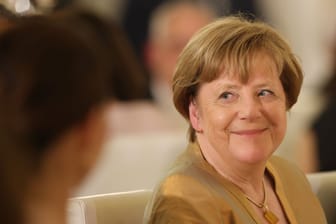 Angela Merkel: Die Altkanzlerin strahlt beim Staatsbankett im Schloss Bellevue.