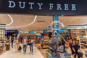 Zeitvertreib am Flughafen: Duty-free-Shops locken Kunden mit vermeintlich unschlagbaren Angeboten.