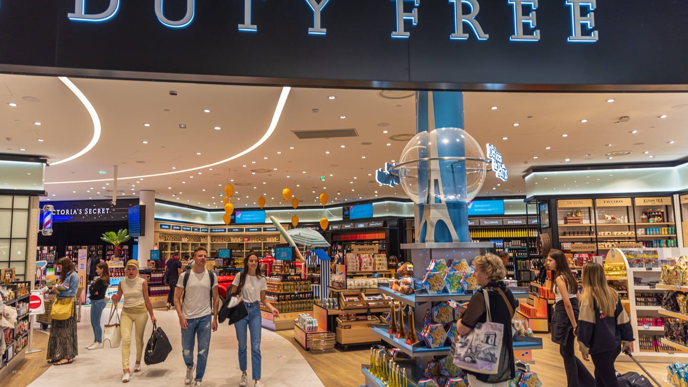 Zeitvertreib am Flughafen: Duty-free-Shops locken Kunden mit vermeintlich unschlagbaren Angeboten.