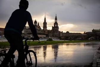 Dresden Elberadweg im Regen vor der Silhouette der Altstadt. Dresden Sachsen