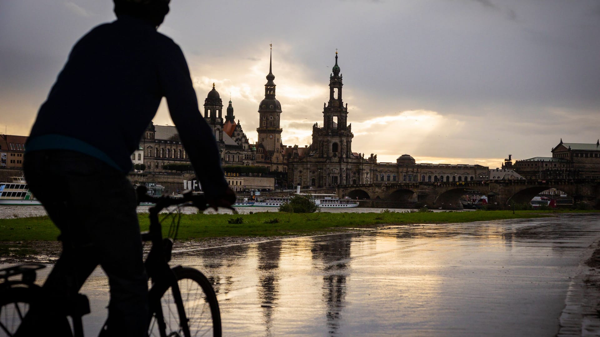 Dresden Elberadweg im Regen vor der Silhouette der Altstadt. Dresden Sachsen