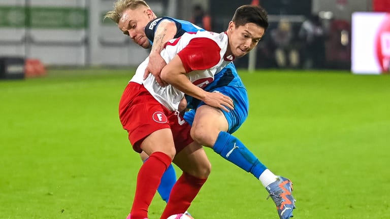 Festgespielt: Heidenheims Maloney (hinten) gegen Düsseldorfs Appelkamp.