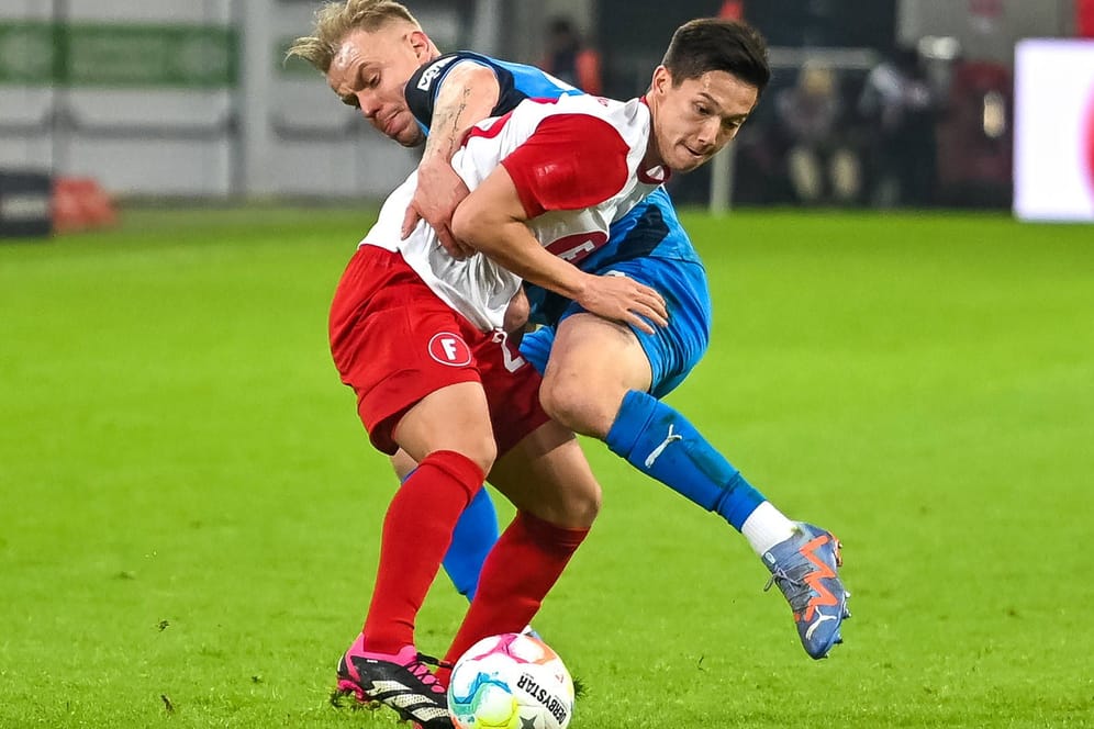 Festgespielt: Heidenheims Maloney (hinten) gegen Düsseldorfs Appelkamp.