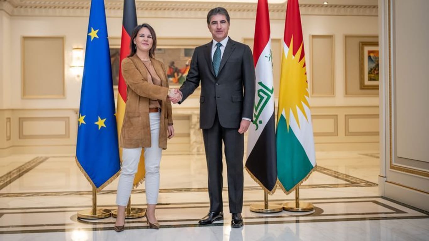 Erbil: Annalena Baerbock steht neben Nechirvan Barsani, Präsident der Region Kurdistan-Irak.
