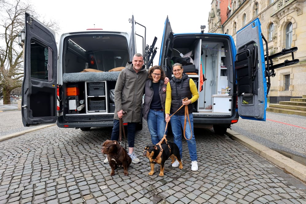Bobo Weinzierl, Julia Zwehl und Frau Ivonne mit den Hunden Hilti und Bosch: Sie werden Hannover verlassen.