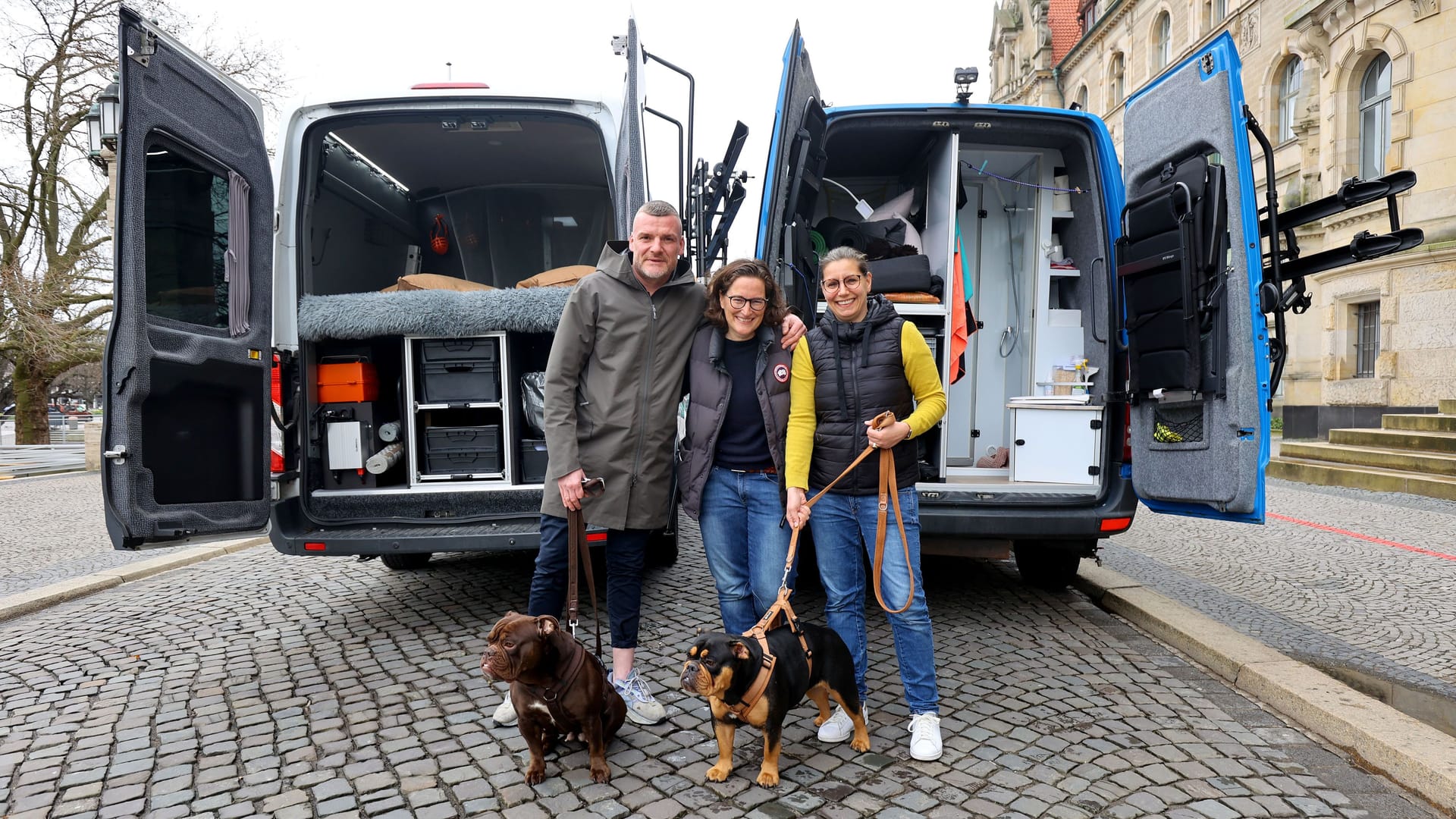 Bobo Weinzierl, Julia Zwehl und Frau Ivonne mit den Hunden Hilti und Bosch: Sie werden Hannover verlassen.