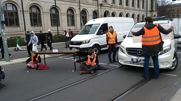 Aktivisten der "Letzten Generation" blockieren den Verkehr vor dem Bundesverkehrsministerium in Berlin (Archivbild): Für die kommenden Wochen sind weitere Aktionen geplant.