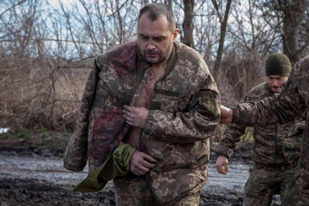 Verletzter ukrainischer Soldat in Bachmut: Die ukrainischen Truppen klagen weiter über Munitionsmangel.