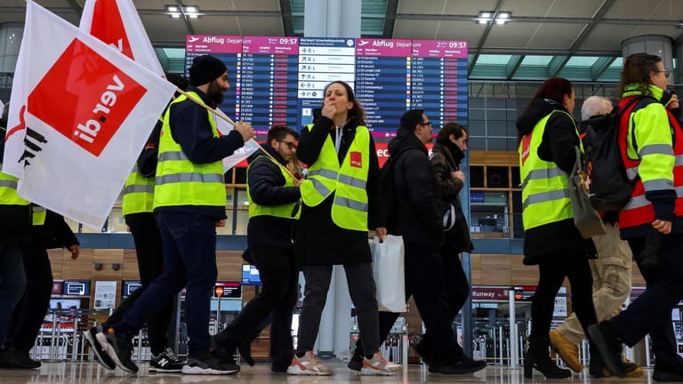 Streikende am BER: Sie können den Frust der gestrandeten Reisenden nur zum Teil nachvollziehen.
