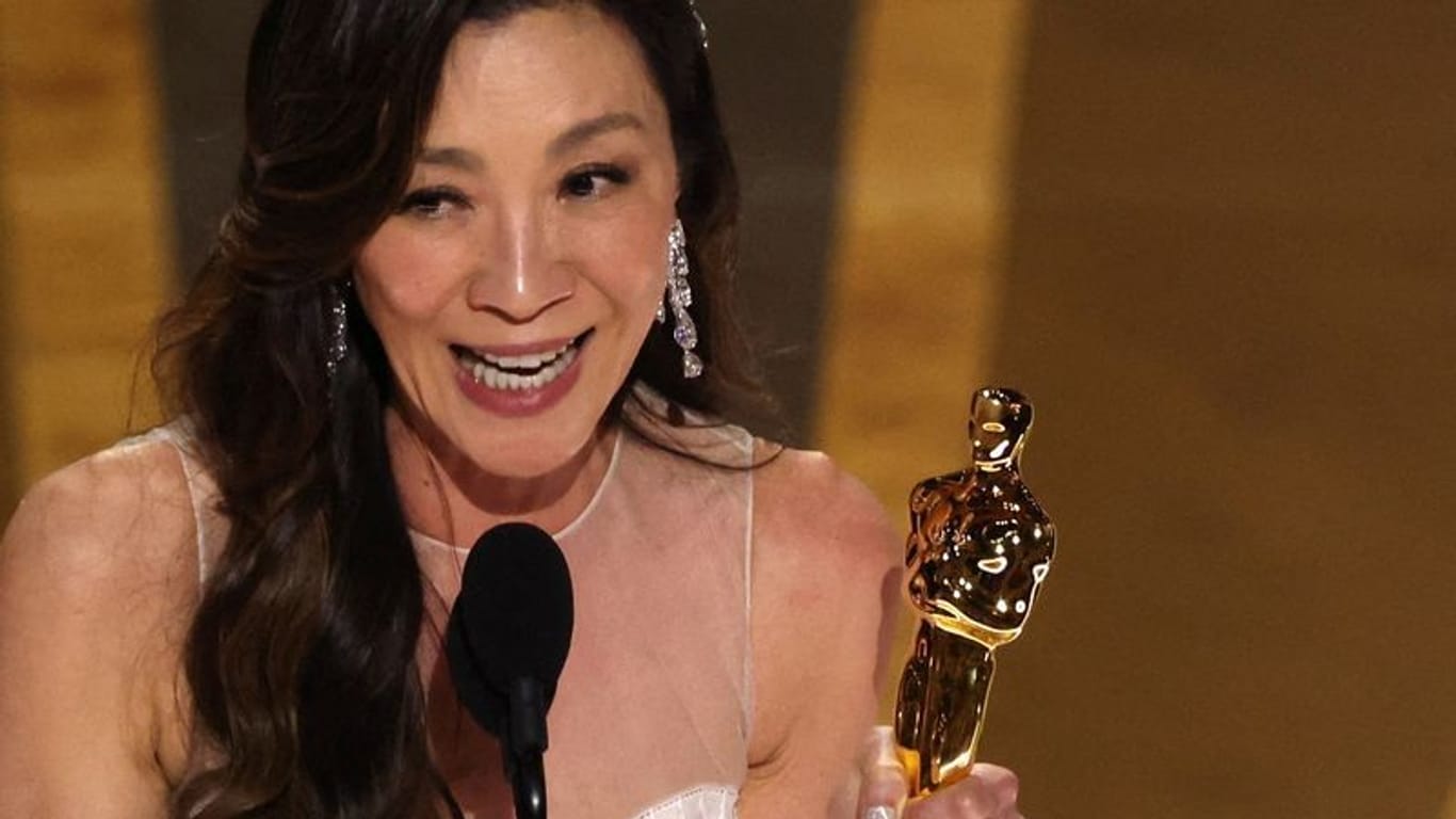 Michelle Yeoh: Sie hat den Oscar als "beste Hauptdarstellerin" in "Everything Everywhere All at Once" erhalten. Der Film hat sechs weitere Preise bekommen.