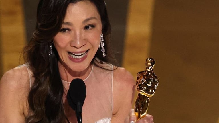 Michelle Yeoh: Sie hat den Oscar als "beste Hauptdarstellerin" in "Everything Everywhere All at Once" erhalten. Der Film hat sechs weitere Preise bekommen.