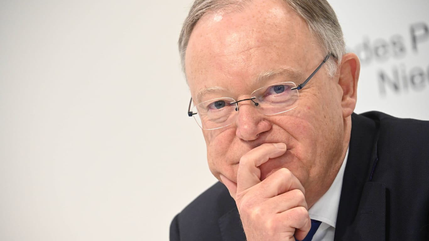 Niedersachsens Ministerpräsident Stephan Weil (Archivbild): Die Schiedskommission des SPD-Bezirks Hannover konnte keinen Verstoß Gerhard Schröders gegen die Parteiordnung feststellen.