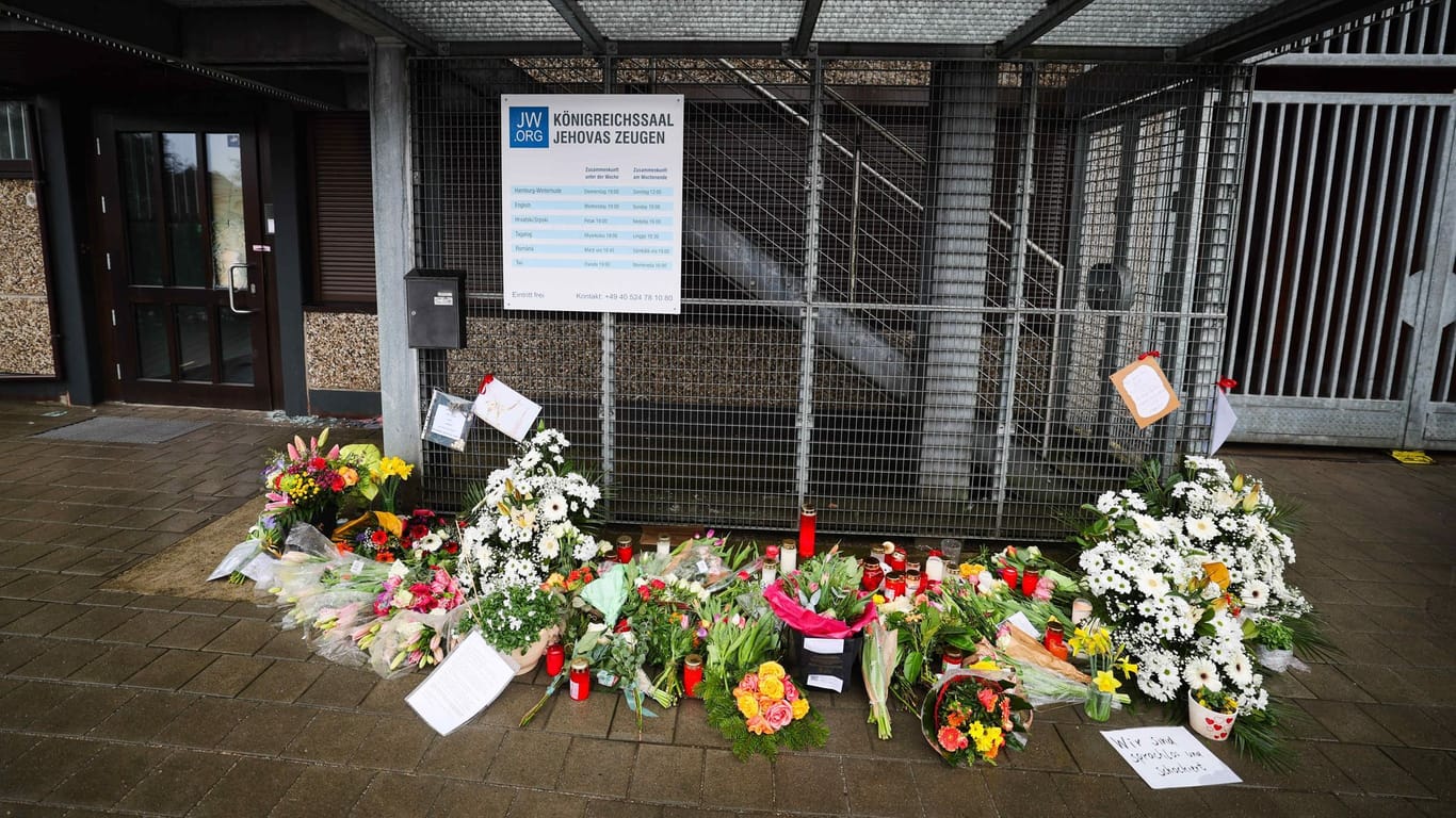 Blumen und Kerzen vor dem Eingangsbereich eines Gemeindehauses der Zeugen Jehovas in Hamburg: Hatte der Täter Mitwisser?