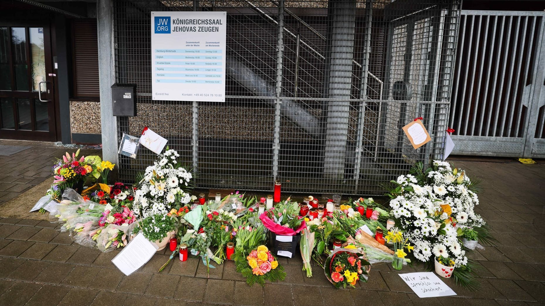 Blumen und Kerzen vor dem Eingangsbereich eines Gemeindehauses der Zeugen Jehovas in Hamburg: Hatte der Täter Mitwisser? Blumen und Kerzen vor dem Eingangsbereich eines Gemeindehauses der Zeugen Jehovas in Hamburg: Hatte der Täter Mitwisser?