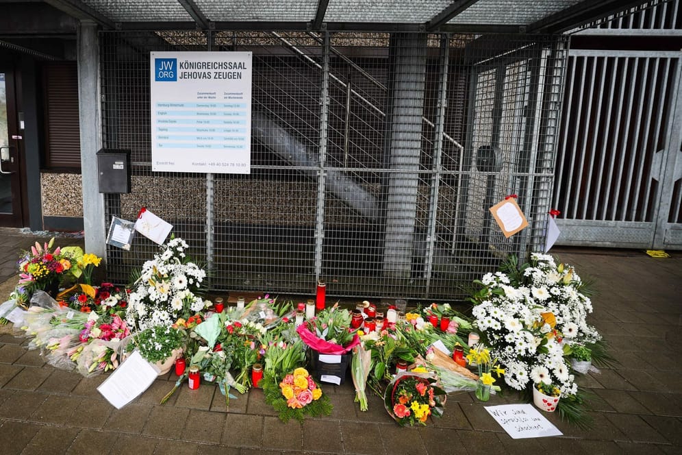 Blumen und Kerzen vor dem Eingangsbereich eines Gemeindehauses der Zeugen Jehovas in Hamburg: Hatte der Täter Mitwisser?