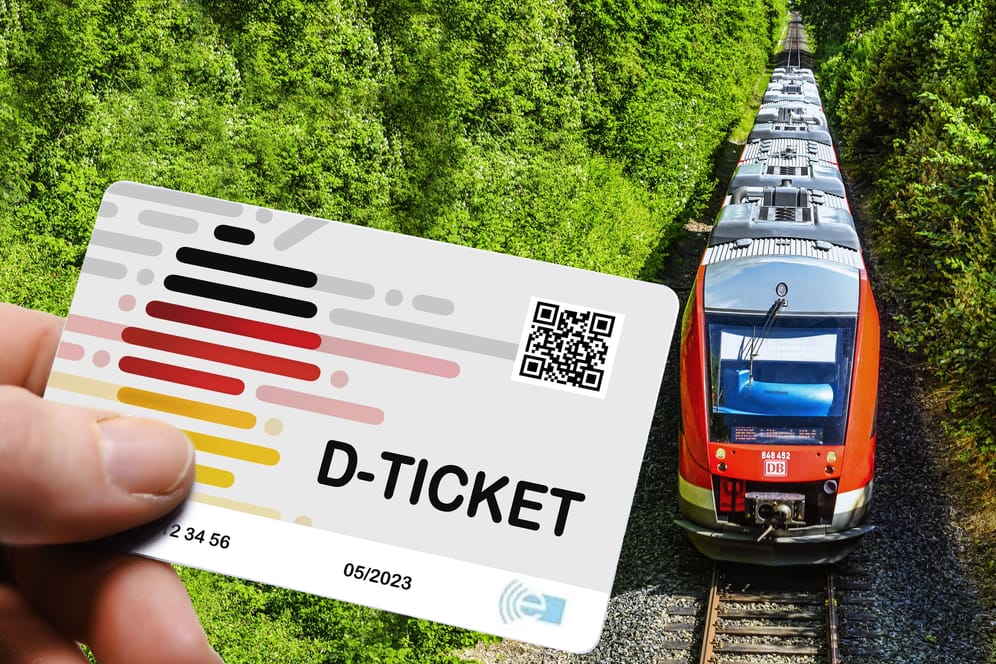 Hand hält das Deutschlandticket D-Ticket vor einer Regionalbahn