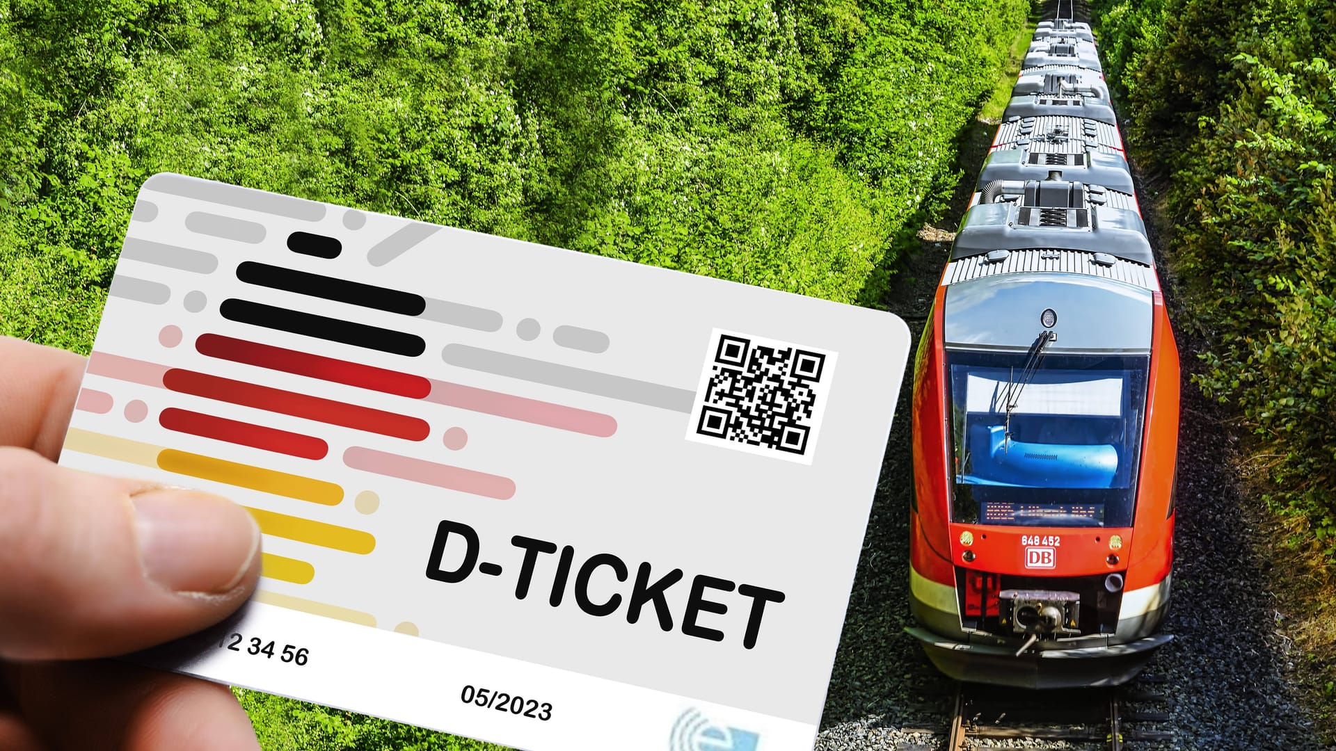 Hand hält das Deutschlandticket D-Ticket vor einer Regionalbahn