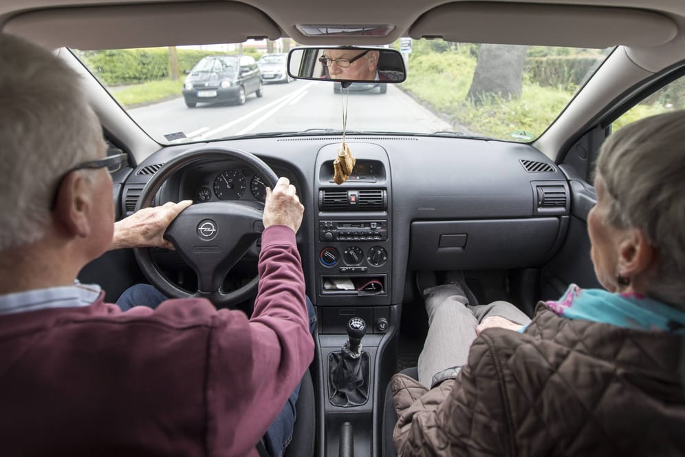 Genau hinhören: Geräusche während der Fahrt können ein Hinweis auf schwere Schäden am Auto sein.