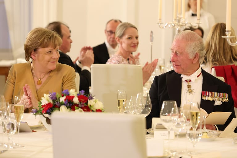 Merkel neben Charles: Einen besseren Sitzplatz hätte die Altkanzlerin sich nicht wünschen können.
