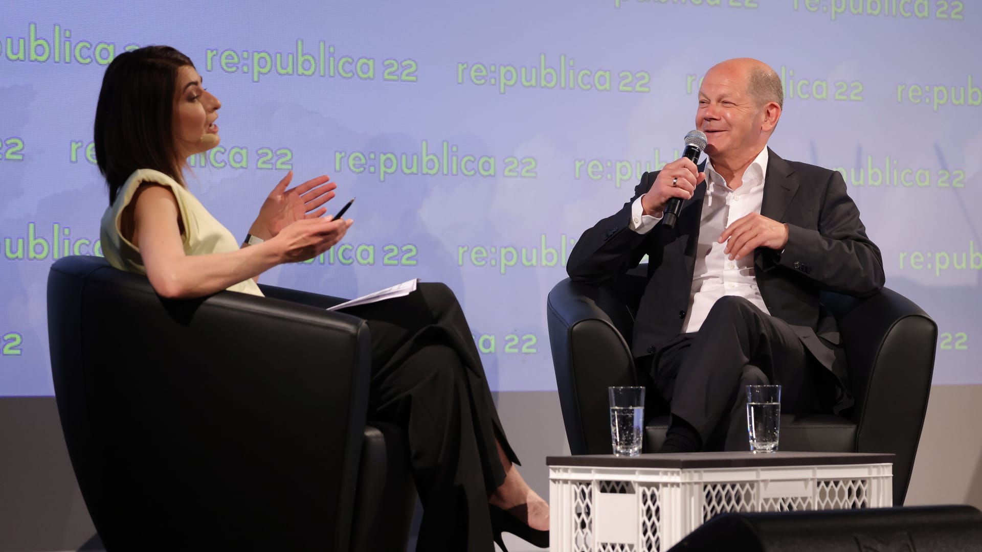 Linda Zervakis mit Olaf Scholz auf der re:publica im Sommer 2022.