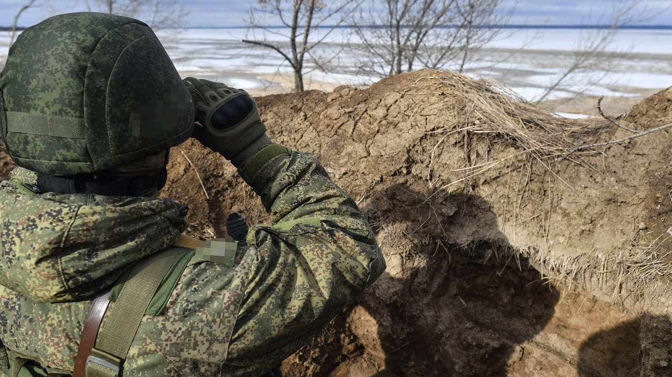 Ein russischer Soldat blickt durch ein Fernglas: Der Kreml ringt derzeit um Freiwillige, die in den Krieg gegen die Ukraine ziehen wollen.