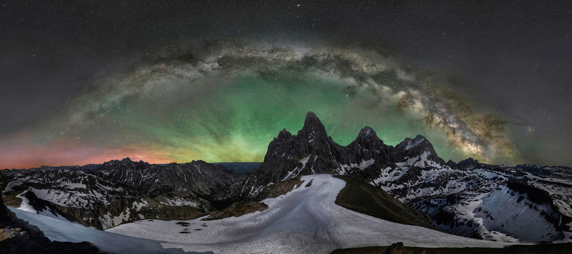 Milchstraße über dem Grand Teton Peak in Wyoming: Der US-Amerikaner Jake Msoher gewann mit diesem Foto die Kategorie "Landschaften und Umwelt des Planeten Erde".