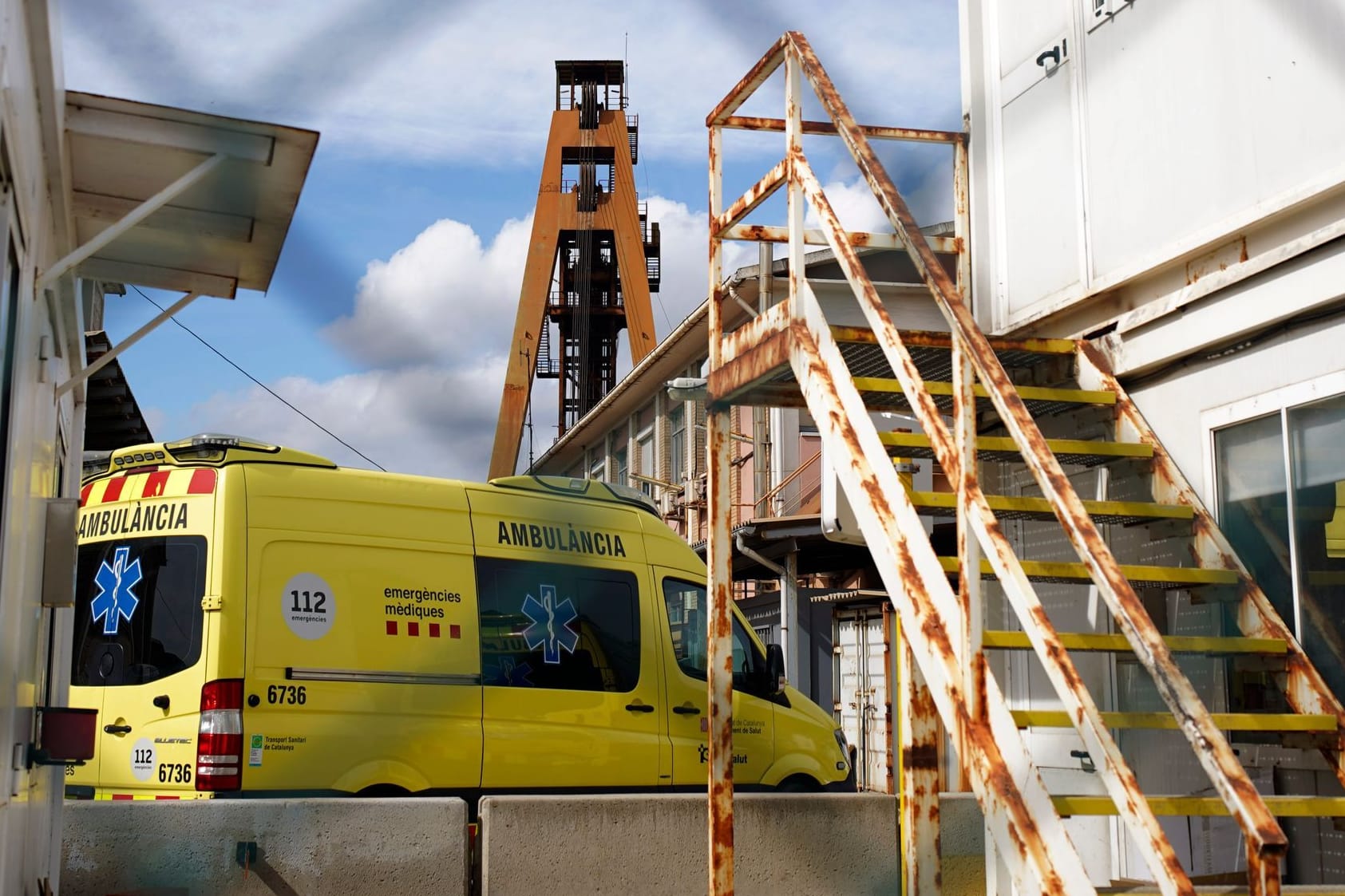 Ein Krankenwagen auf dem Gelände des Bergwerks in Súria: Der Erdrutsch habe sich kurz vor neun Uhr ereignet.